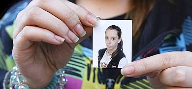 La hermana mayor de la adolescente fallecida, Marta Icobalceta, sostiene una fotografía de carné de Andrea. :: PALOMA UCHA http://www.elcomercio.es/20120915/portada-tarde.html