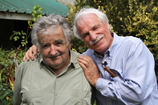 José Mugica con el director de Human, Yann Arthus-Bertrand. Fuente Original: http://www.human-themovie.org/blog/en/project/yann-et-jose-mujica-2/